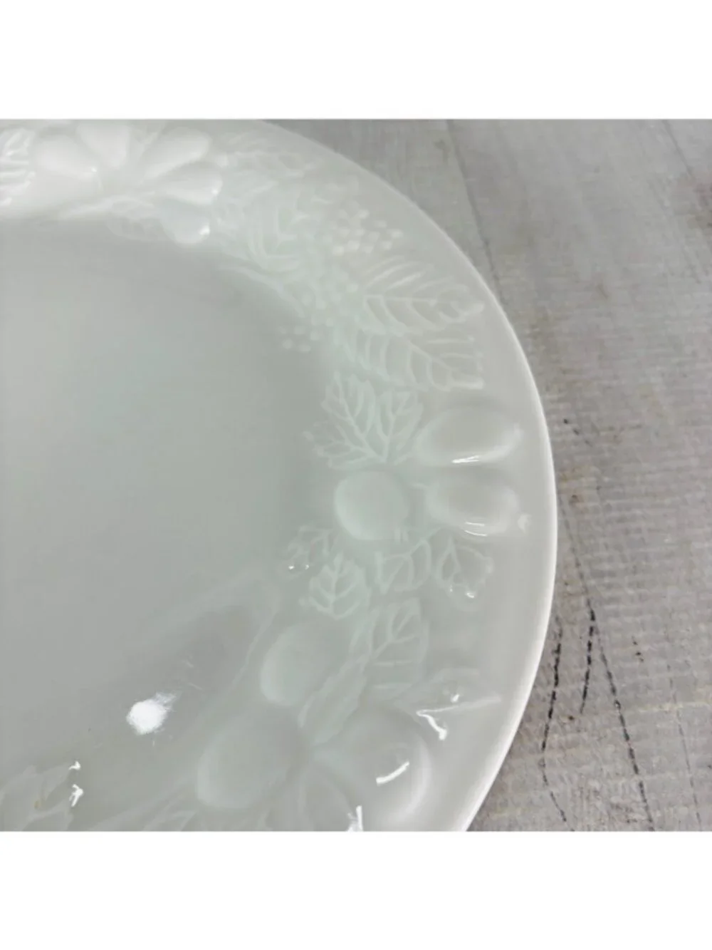 Gibson FRUIT Embossed Fruit White Shades Ceramic 10 1/8